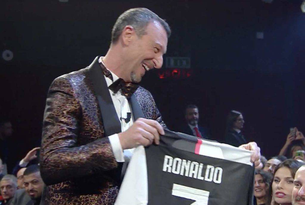 Amadeus con la maglia di CR7