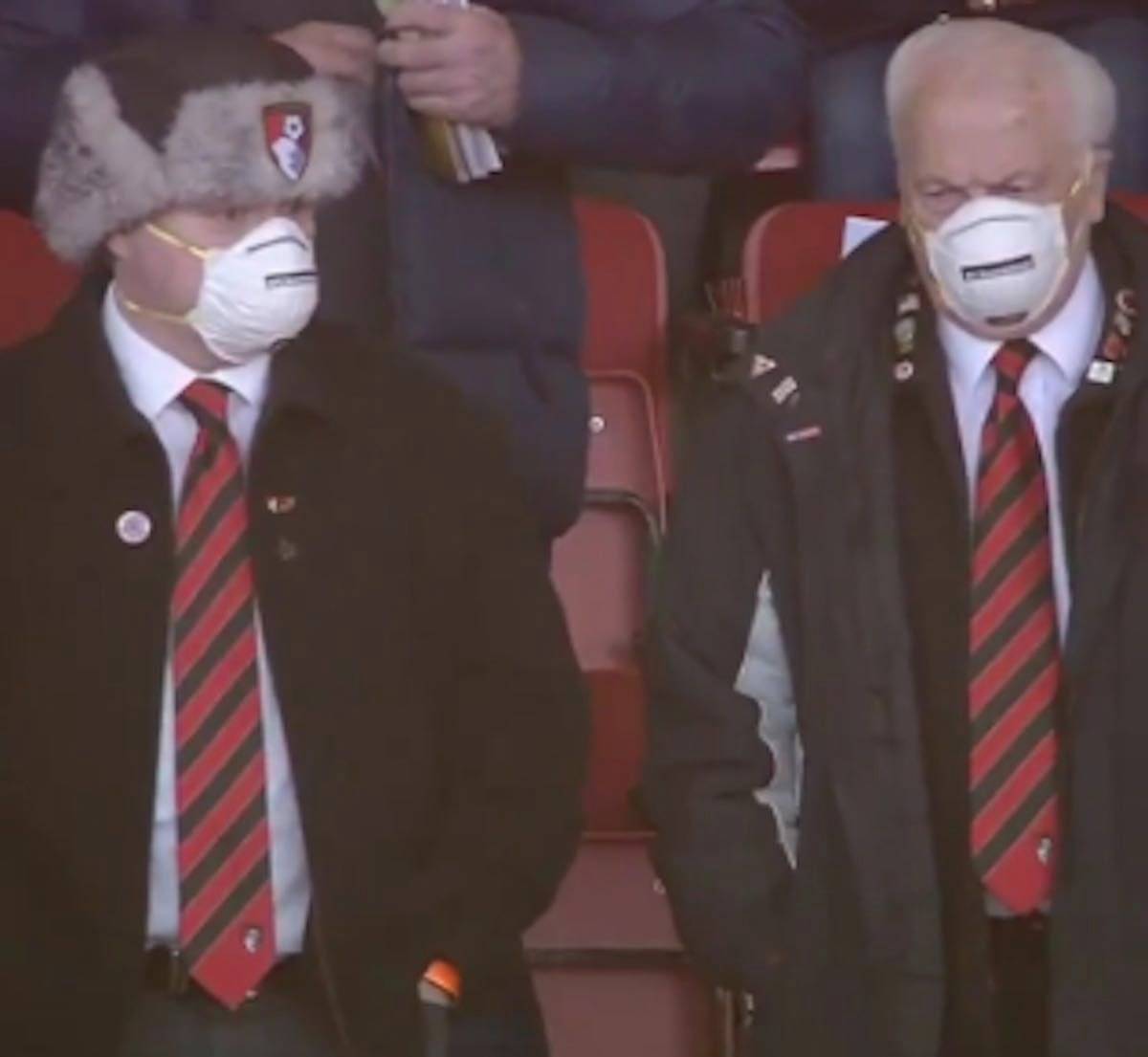 Coronavirus, è psicosi: i dirigenti del Bournemouth in tribuna con le mascherine (Immagini Sky Sport UK)