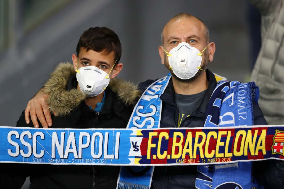 Coronavirus, Napoli-Barcellona: tifosi con la mascherine al San Paolo - FOTO