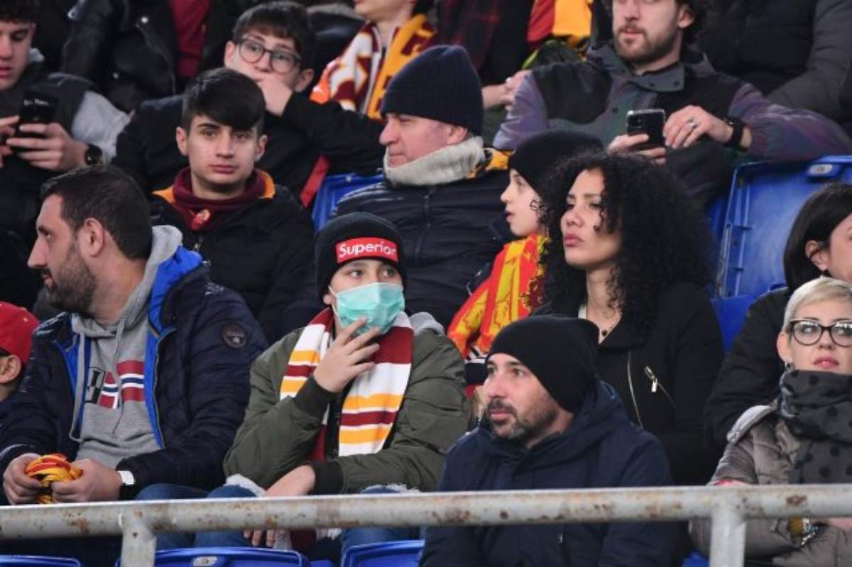 Roma-Lecce, paura Coronavirus: tifosi con la mascherina all'Olimpico - FOTO