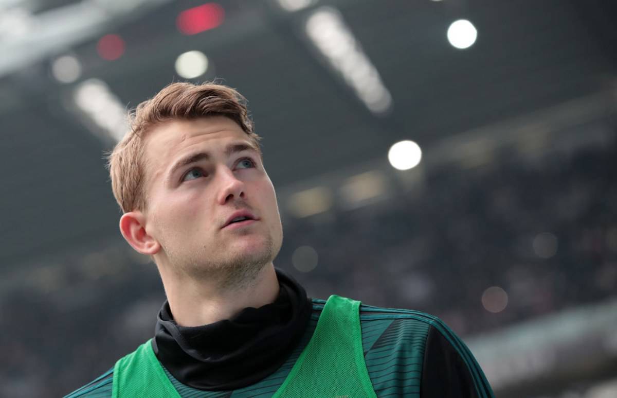 Problemi al volto per De Ligt durante Lione-Juventus 