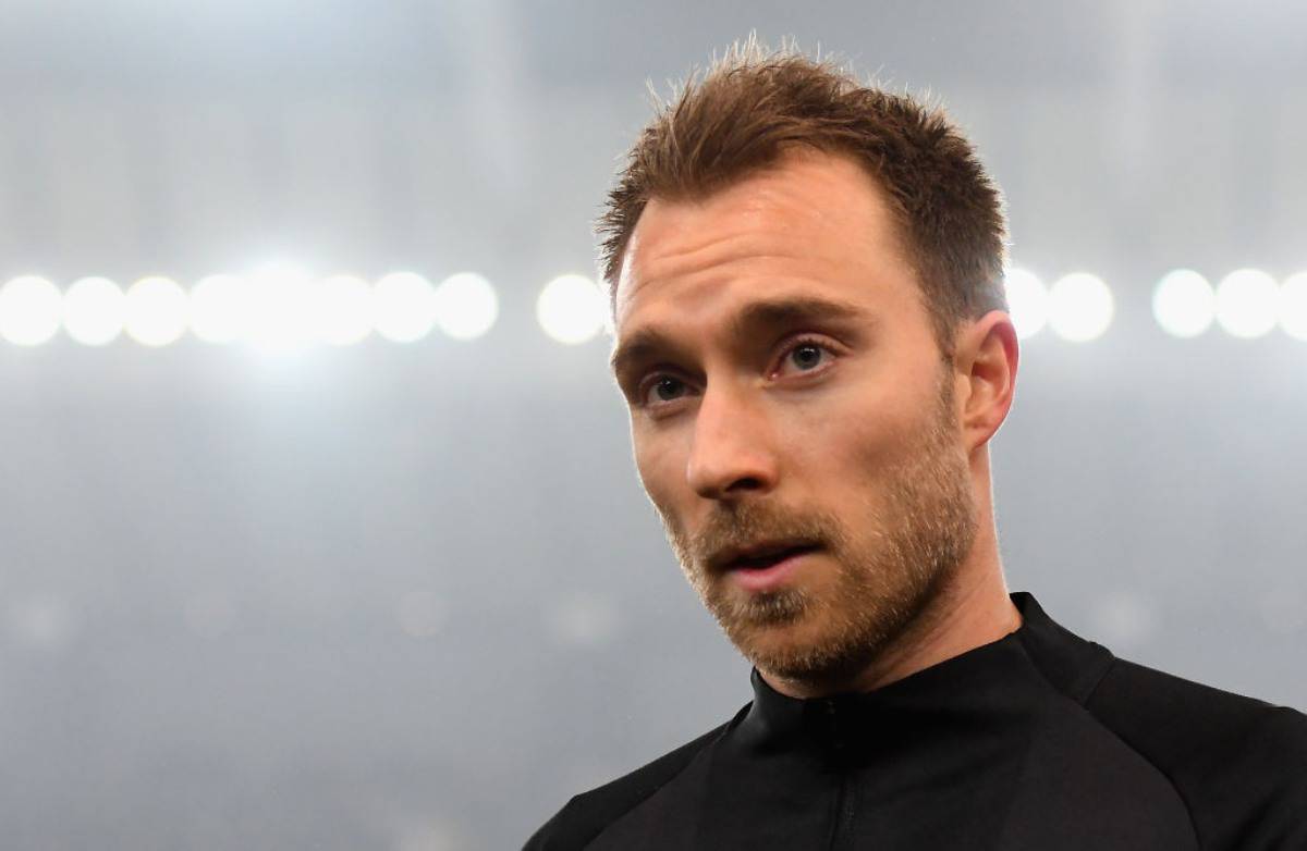 Inter, Eriksen canta Wonderwall degli Oasis ai compagni - Video