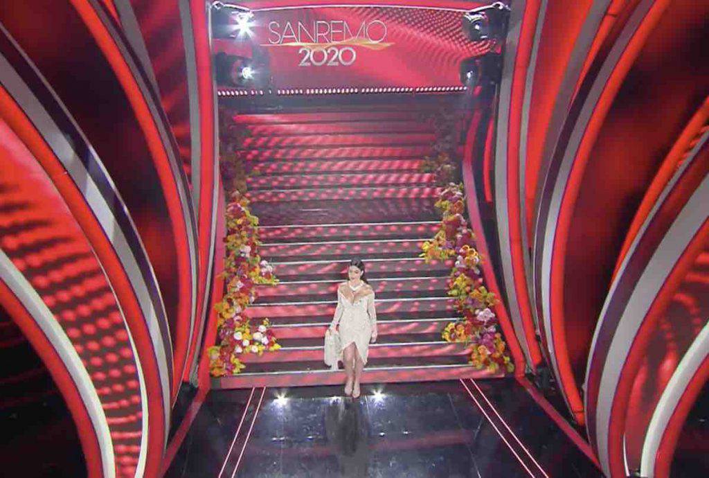 Georgina Rodriguez sulle scale di Sanremo