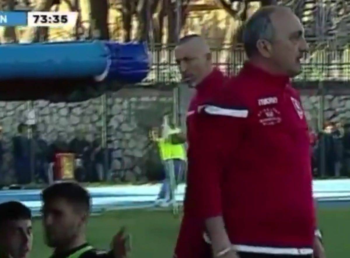 Serie D, l'allenatore del Grosseto schiaffeggia un suo giocatore: espulso - VIDEO