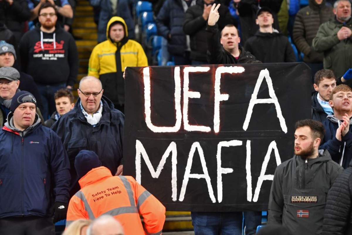 Manchester City, i tifosi contestano la UEFA: cori e striscioni all’Etihad