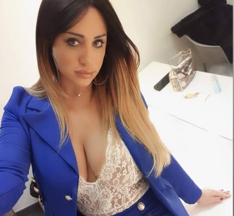 Marika Fruscio, la foto con il décolleté prosperoso e le fragole 