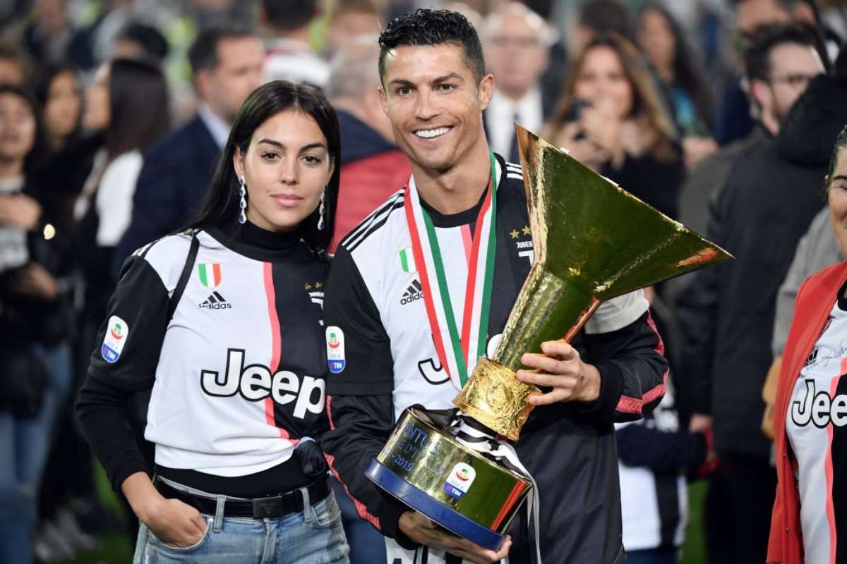 Cristiano Ronaldo, che regalo da Georgina per i 35 anni: un'auto impacchettata - VIDEO