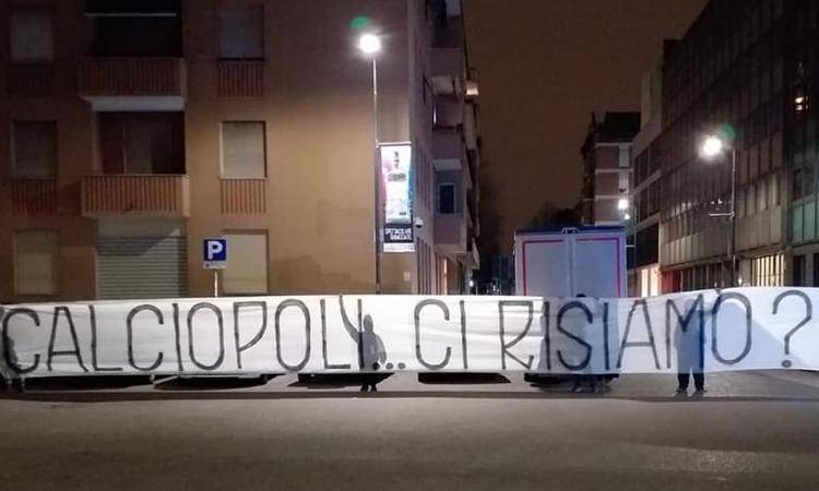 Striscione polemico della curva interista