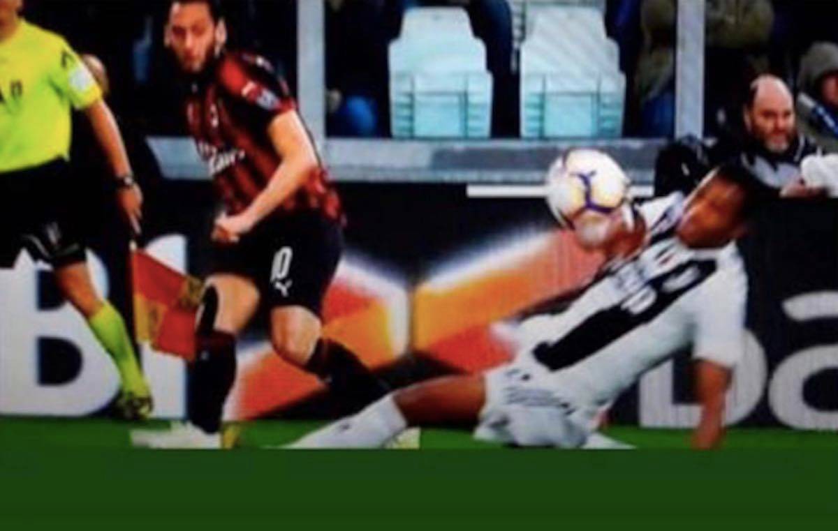 Milan-Juventus, Calhanoglu polemico: ricorda il mani di Alex Sandro