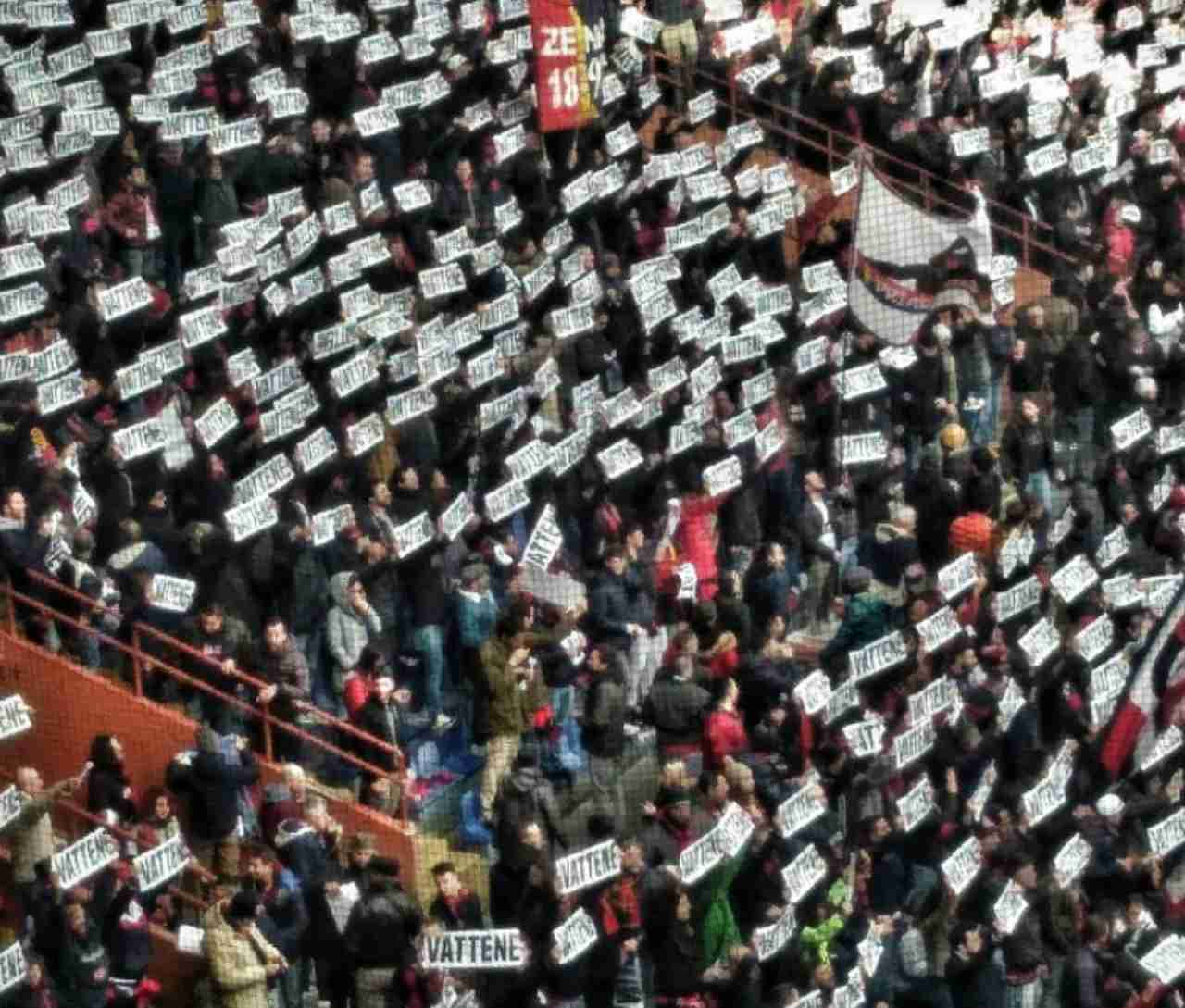 Genoa, i tifosi contestano Preziosi: centinaia di cartelli con scritto "Vattene"