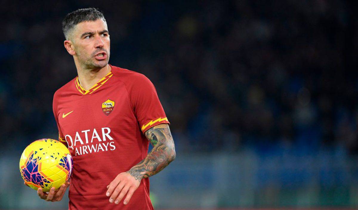 Roma, Kolarov fischiato: la reazione del serbo scatena i tifosi