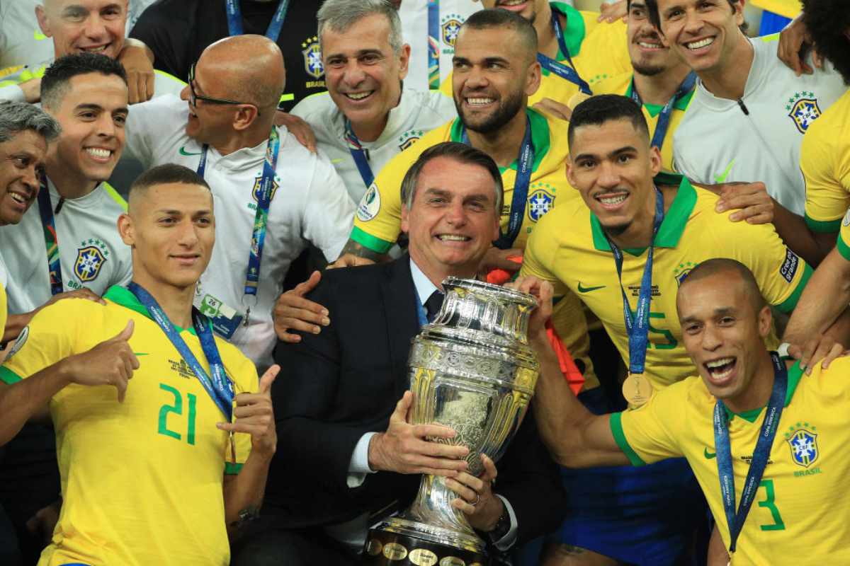 Bolsonaro: il presidente controverso che ama il calcio