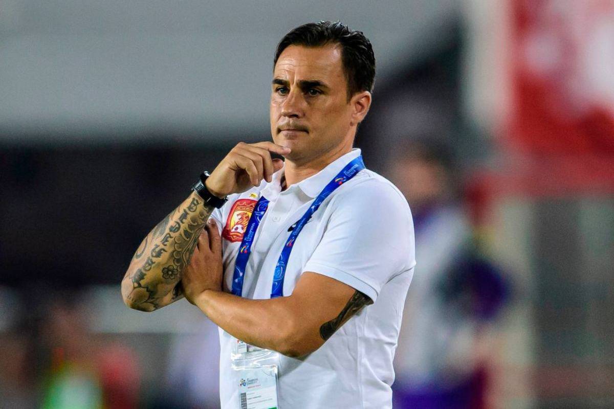 Cannavaro in bici a Guangzhou, messaggio di speranza all'Italia - Video