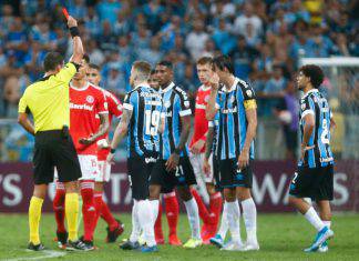 Copa Libertadores, mega rissa nel derby brasiliano: espulsioni da record - VIDEO