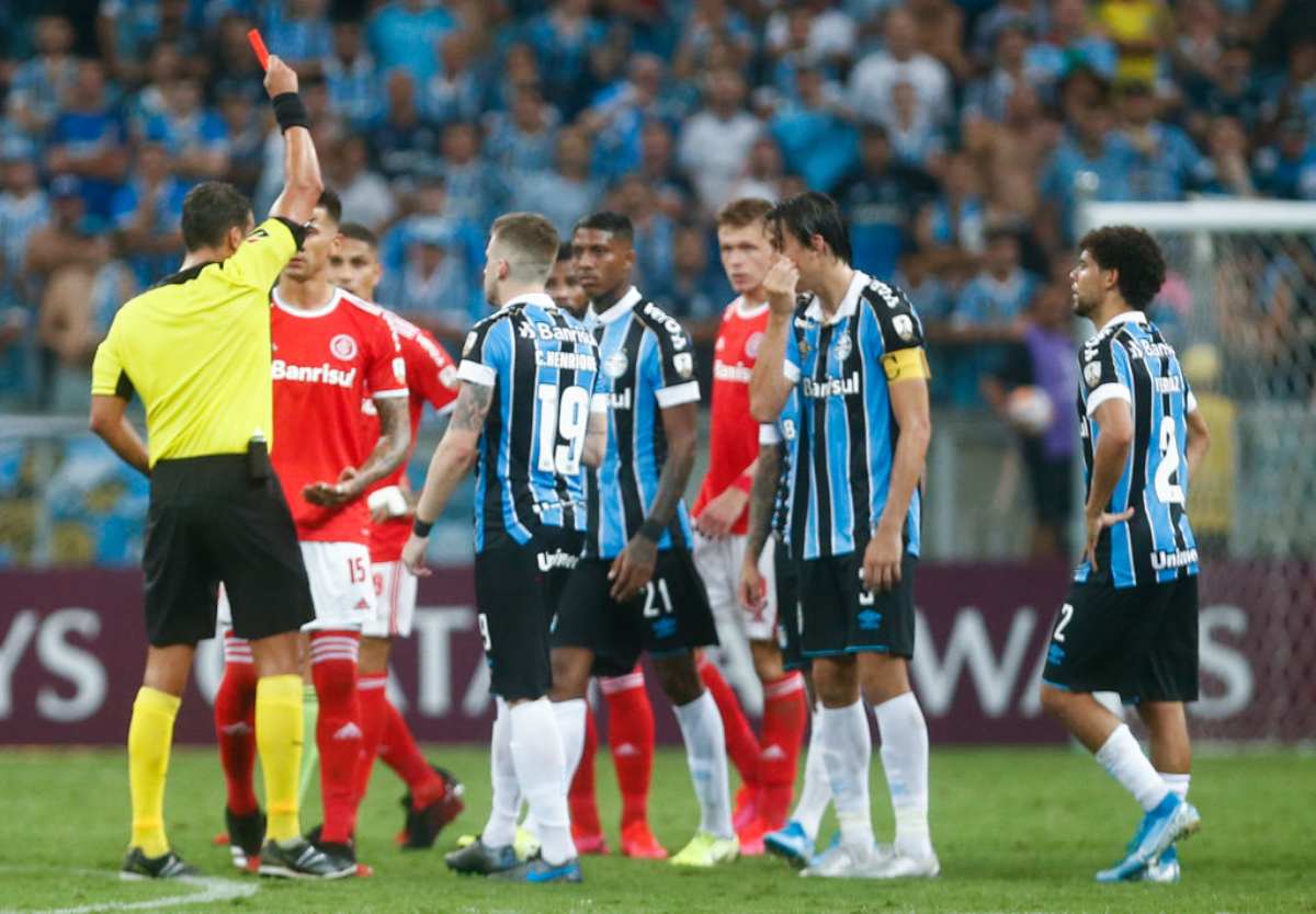 Copa Libertadores, mega rissa nel derby brasiliano: espulsioni da record - VIDEO