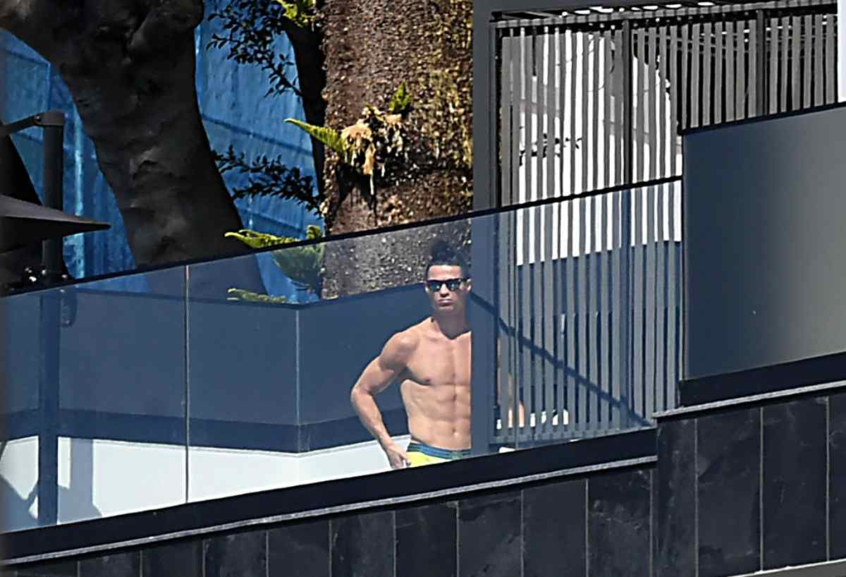 Cristiano Ronaldo fotografato nella villa a Madeira durante la quarantena 
