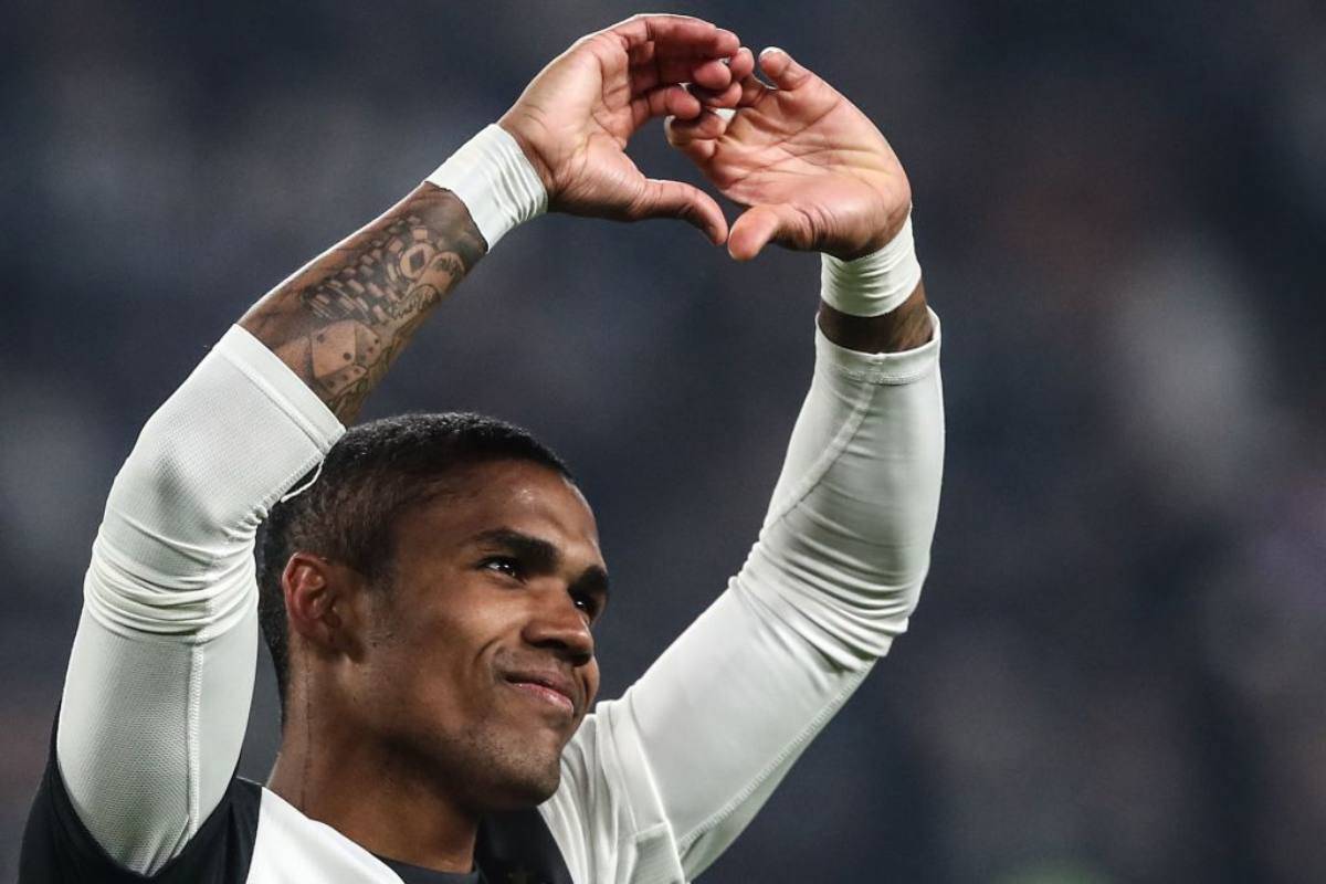 Douglas Costa torna in Brasile dalla figlia 