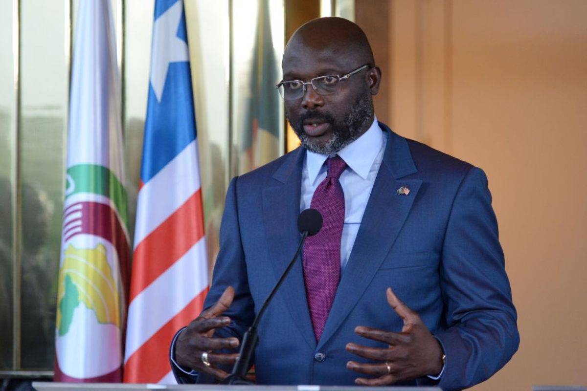 George Weah canta una canzone per sensibilizzare i liberiani sul Coronavirus - Video