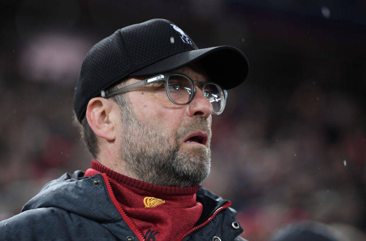 Coronavirus, Klopp si arrabbia con i tifosi: saluto negato a chi gli tende la mano - Video