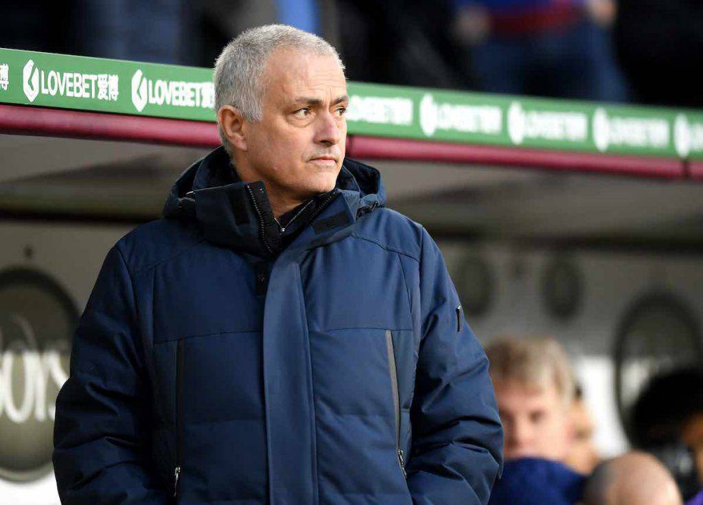 Mourinho consegna la spesa agli anziani