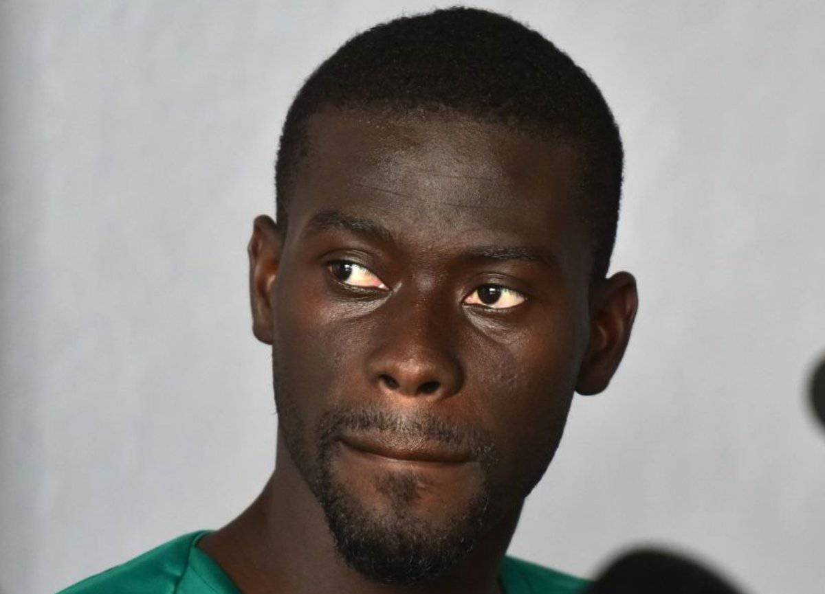 Ndiaye ingoia bigliettino in campo