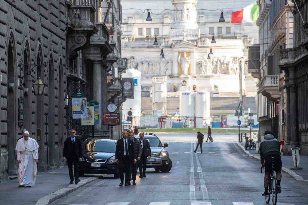 Papa Francesco a piedi verso Santa Maria Maggiore
