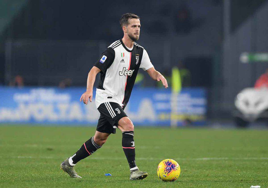 Pjanic alle prese con la spesa durante la quarantena