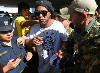 Ronaldinho ancora in carcere: è in pericolo. L'amico preoccupato: "Sta male"