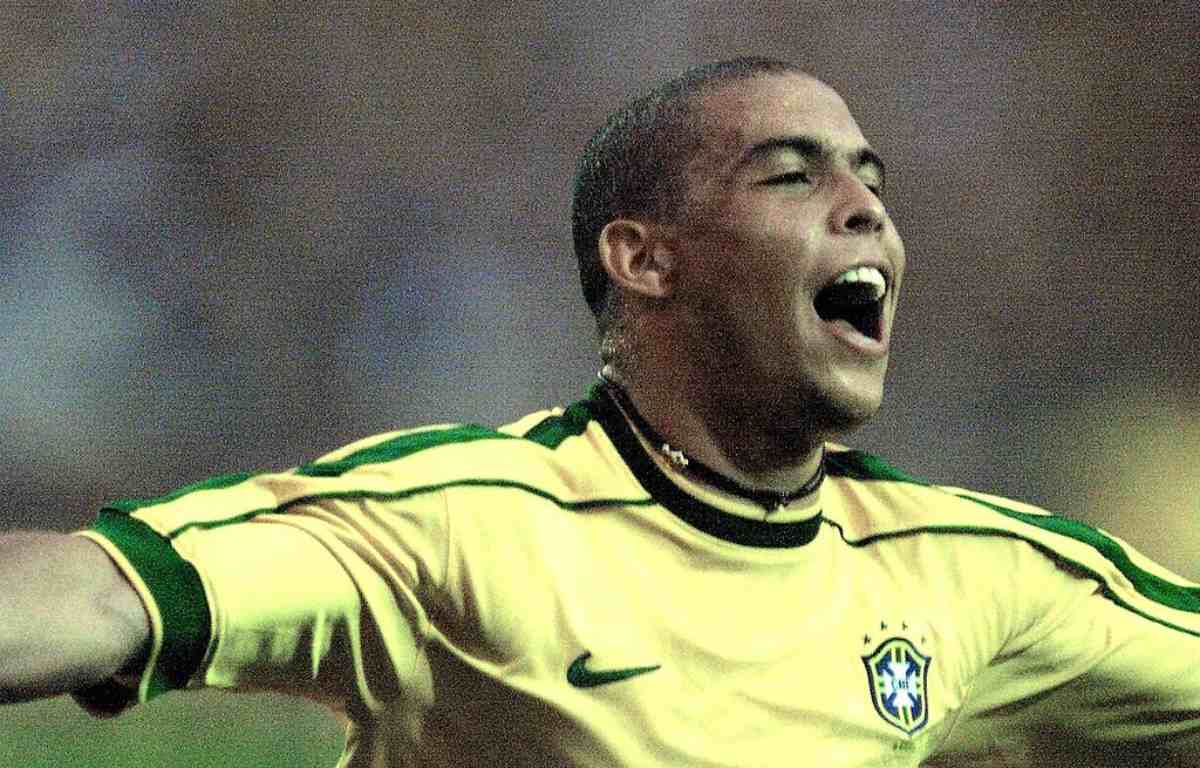 Ronaldo "Il Fenomeno" con la maglia del Brasile 