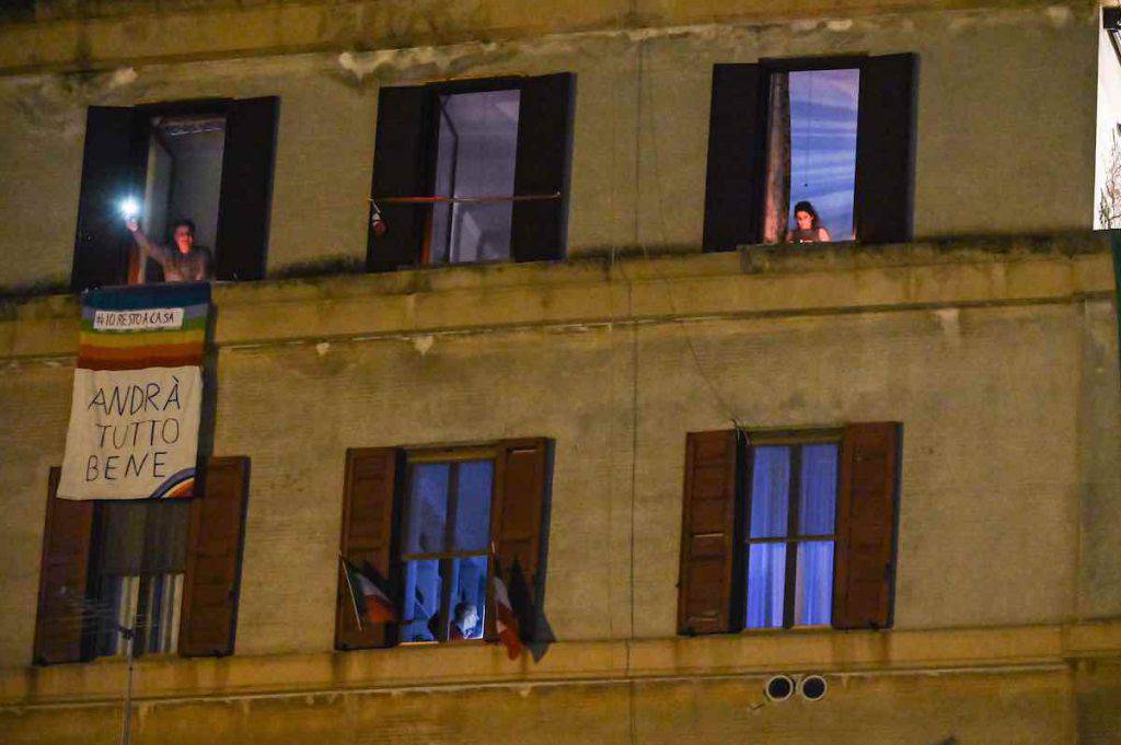 Tifoso biancoceleste si infuria per l'inno della Roma dai balconi