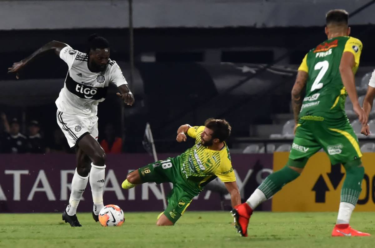 Adebayor, follia in Copa Libertadores: fallo killer contro un avversario - Video