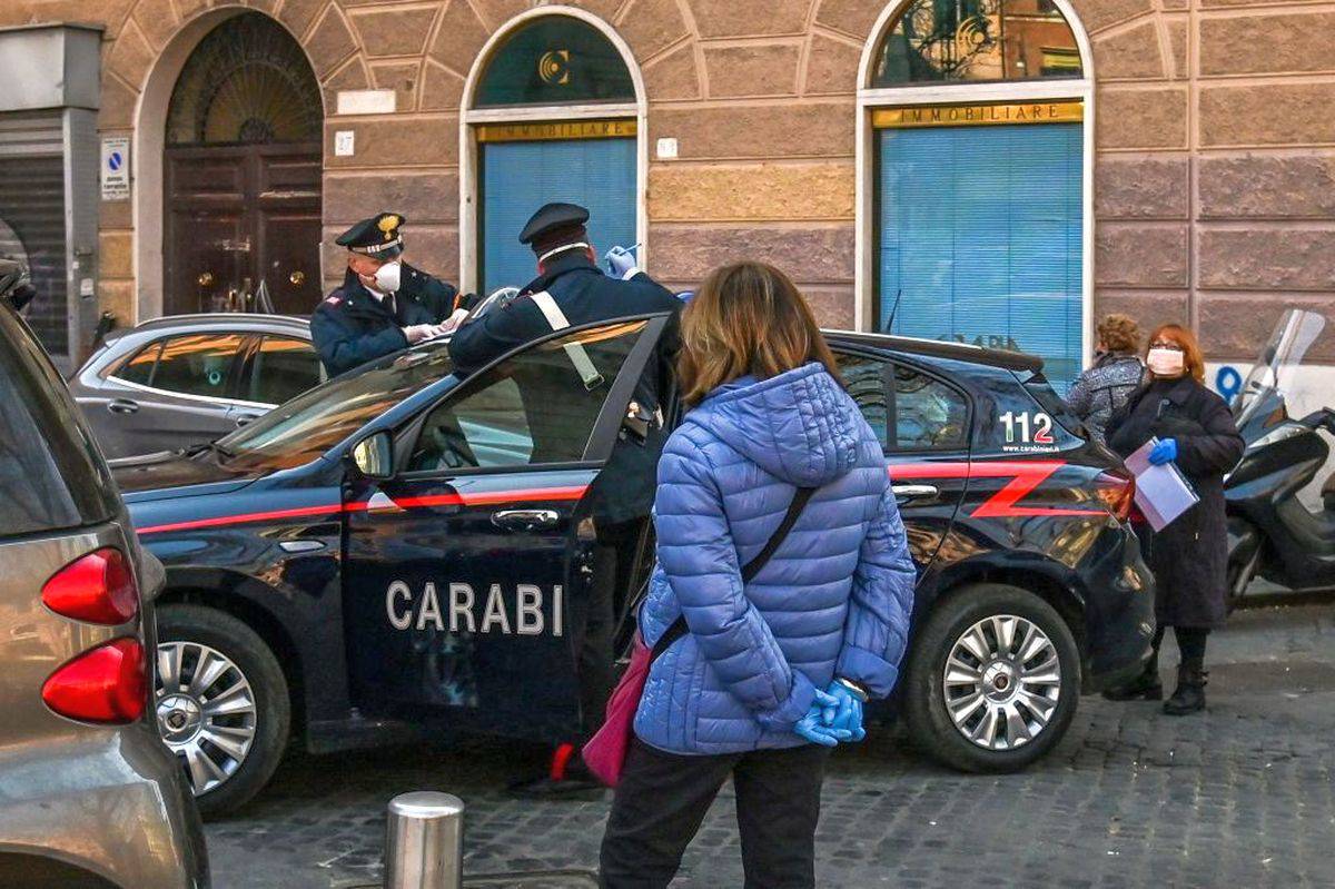 Coronavirus: si stampa l'autocertificazione sulla t-shirt e la mette su ebay | FOTO