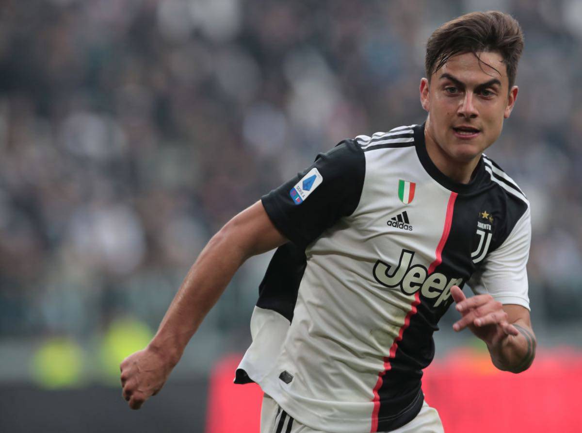 Dybala e Oriana Sabatini, palleggi in giardino per distrarsi dalla quarantena