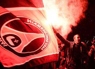 Psg-Borussia: tifosi fuori lo stadio con tute e mascherine anti coronavirus - VIDEO