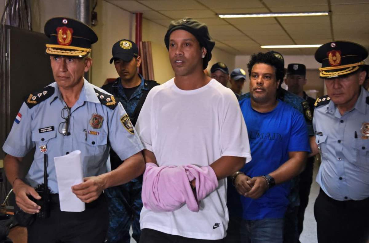 Ronaldinho in carcere, la posizione si aggrava: spunta un'altra accusa