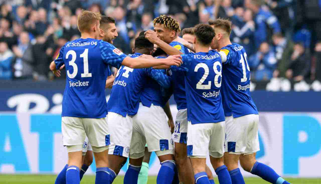 Schalke 04, i calciatori si tagliano gli ingaggi: la forza della solidarietà in Bundesliga