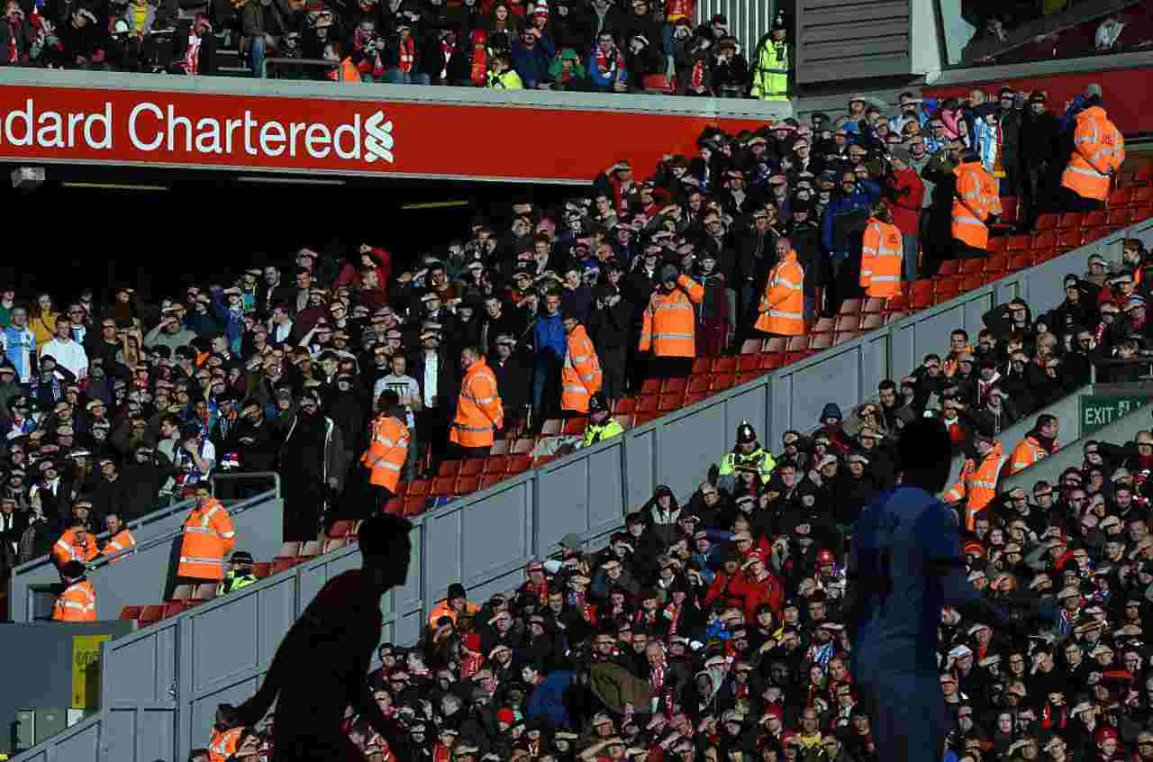 Coronavirus, il Liverpool si mobilita: steward per controllare i supermercati