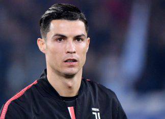 Cristiano Ronaldo non rinuncia al taglio capelli, il parrucchiere è ... speciale - Video