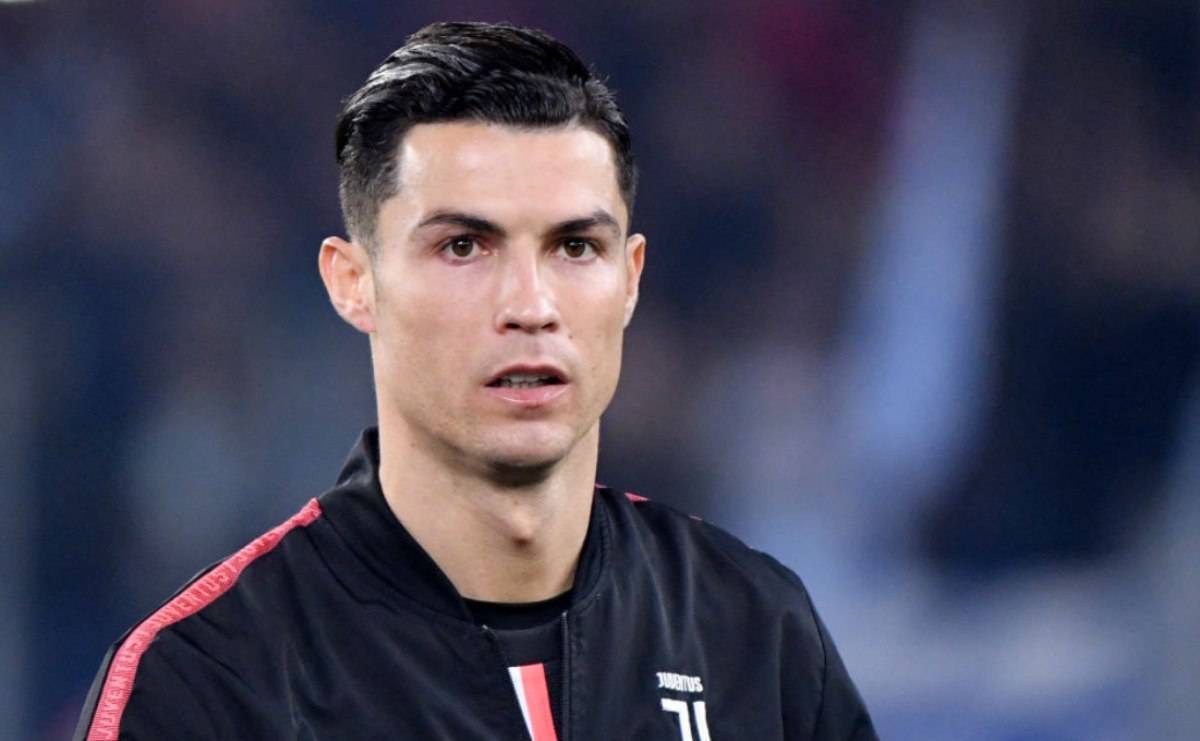 Cristiano Ronaldo non rinuncia al taglio capelli, il parrucchiere è ... speciale - Video