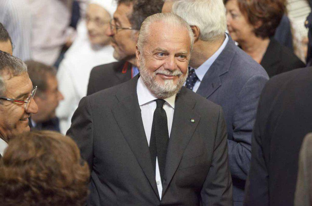 De Laurentiis si aggiudica all'asta la maglia di Mertens contro il Barcellona 