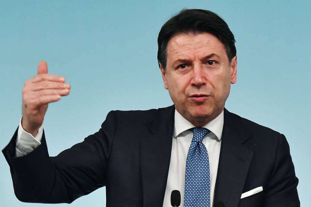 Giuseppe Conte al fianco di CR7 nella parodia di uno spot