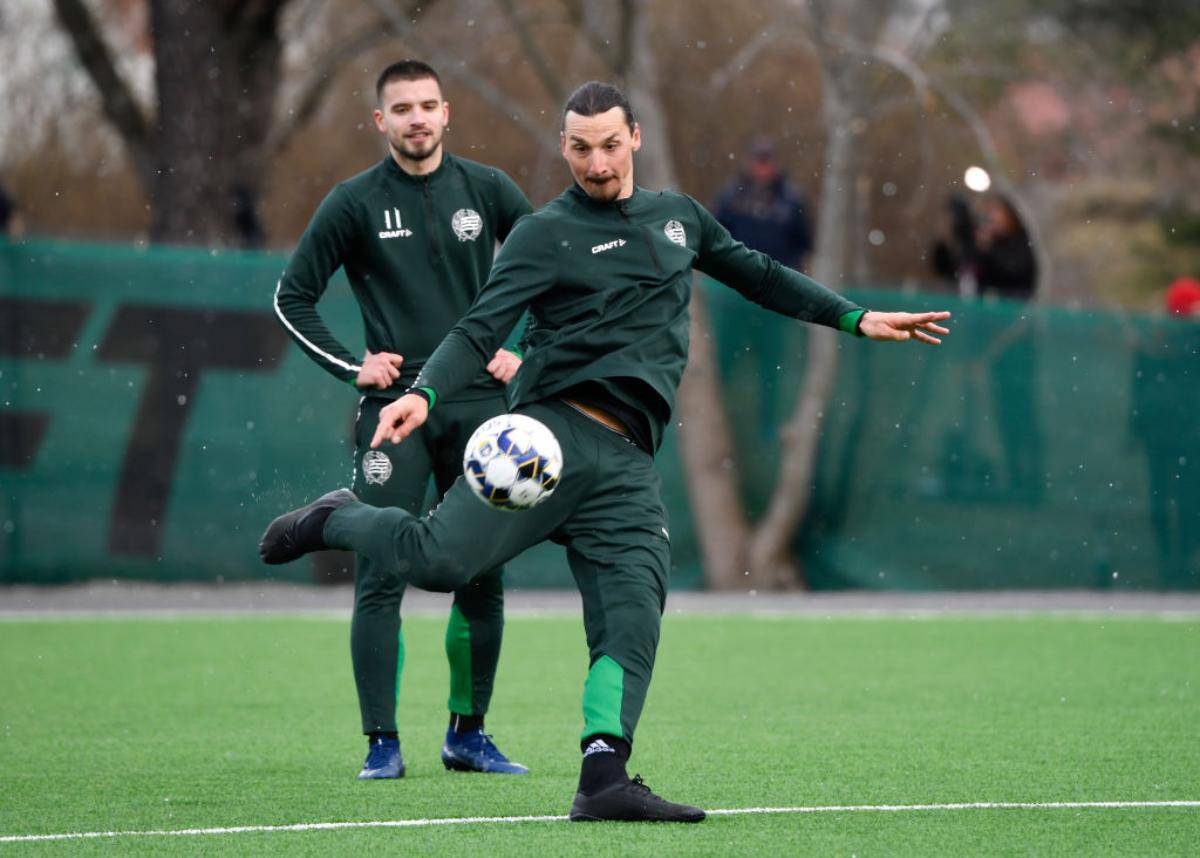 Ibrahimovic non perde il vizio: super gol in allenamento con l'Hammarby - VIDEO