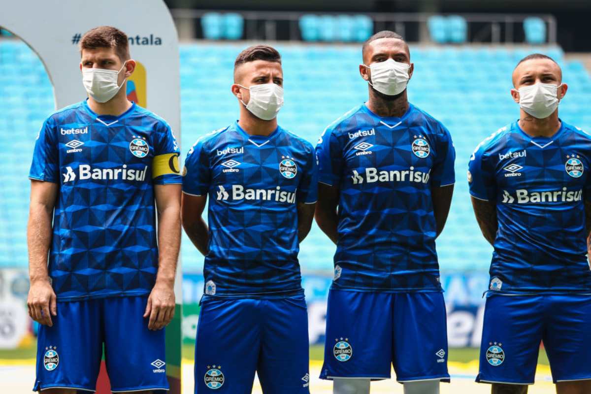 "Calciatori in campo con le mascherine", la proposta di un virologo belga