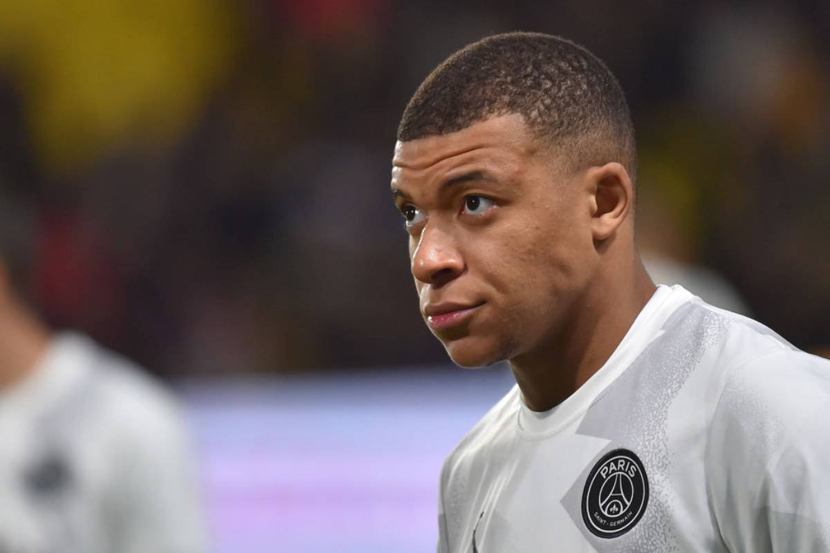 Psg, stipendi ridotti del 50%: Mbappe non gradisce. L'assist al Real Madrid