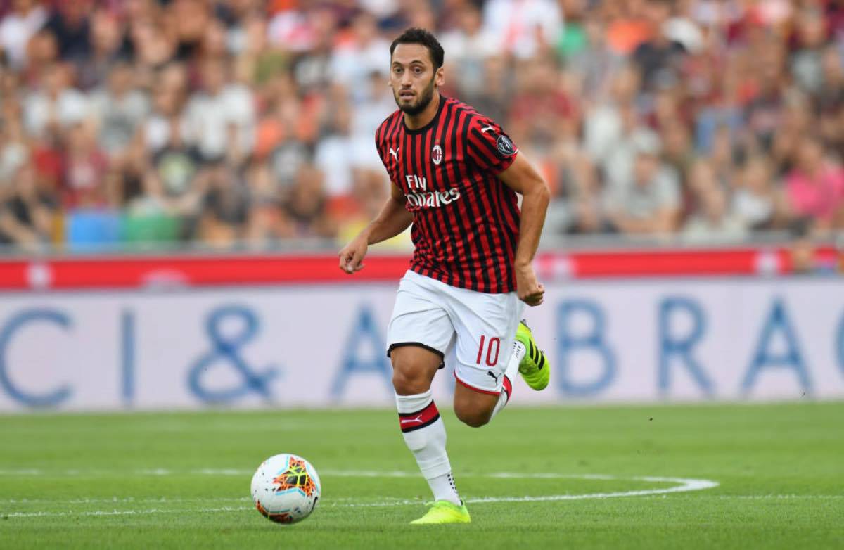 Milan, Calhanoglu in partenza: possibile scambio con un attaccante del Napoli