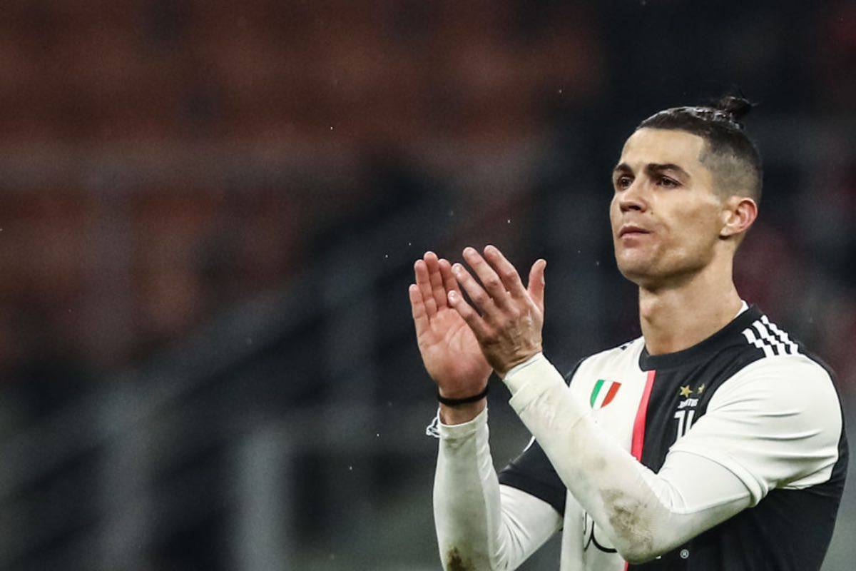 Cristiano Ronaldo umiliato nella gara degli addominali: un’atleta lo stacca