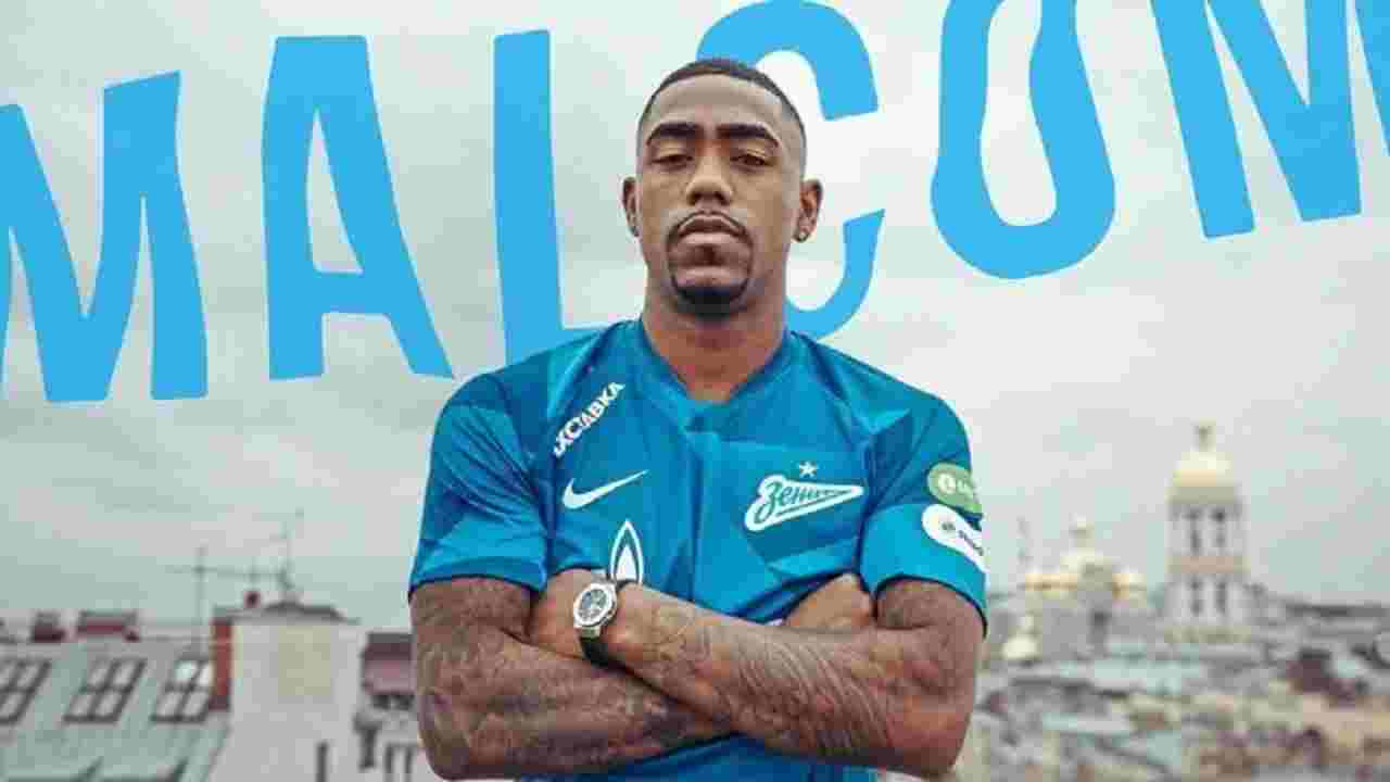 Malcom, calciatore del mese in Russia, consegna premio bizzarra - video