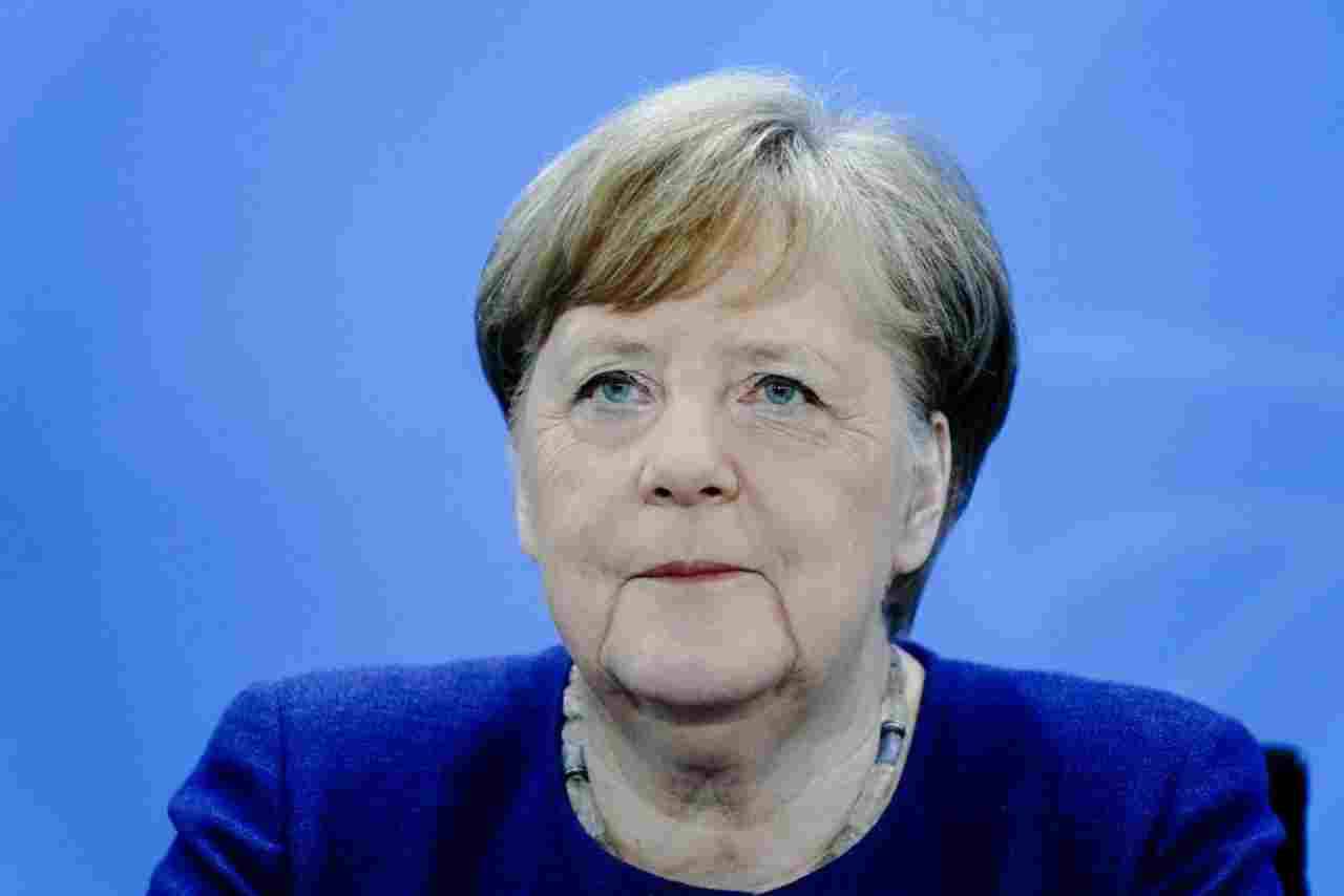 Bundesliga, dal calcio alla politica: Merkel smentisce pressioni da Macron