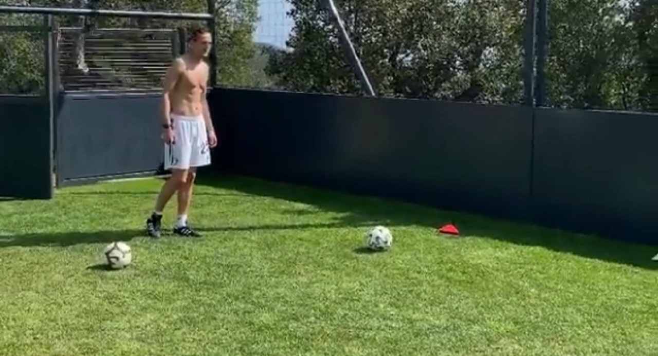 Juve, Rabiot gioca in giardino: "Arriveranno giorni migliori" - VIDEO