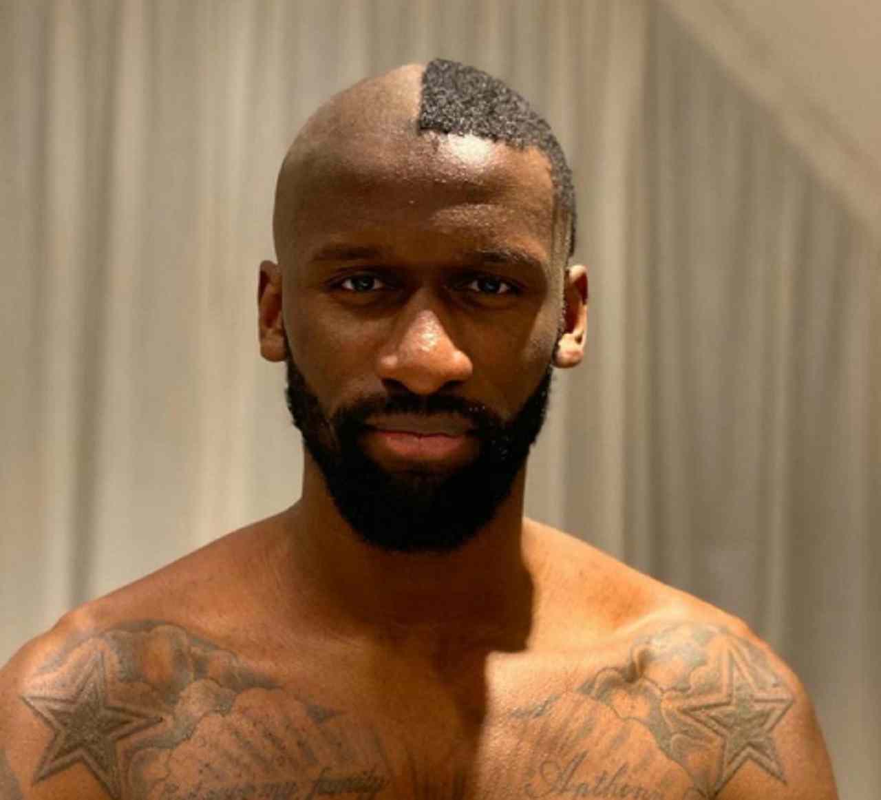 Rudiger: la moglie gli taglia i capelli, il risultato è bizzarro - FOTO